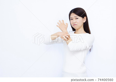 Women in their 30s Rough skin Itching Women in their 30s Rough skin Itching 74400560