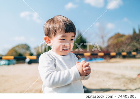 小孩子一個人玩 74405803