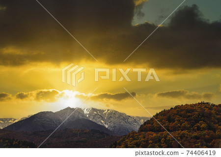 [Sky synthesis overlooking Shirakawa-go in autumn colors] 74406419