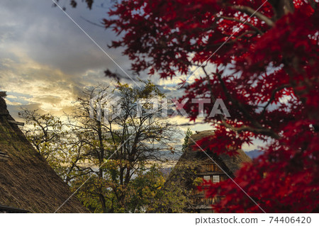 [秋葉白川鄉，合掌祖里村，天空合成] 74406420