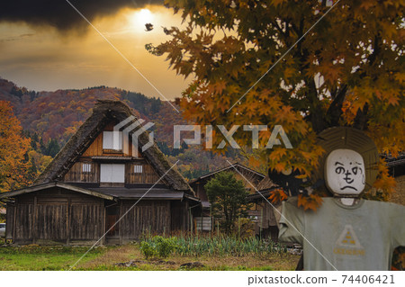[秋天離開白川鄉合掌祖里村和櫻山湖天空合成] 74406421