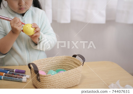 Drawing on egg capsules with Easter crafts with children 74407631