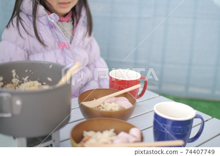 Mother and child camp cooked rice on the balcony at home 74407749