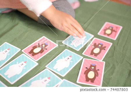 Card game Kuma-san's reversi at home time with children 74407803