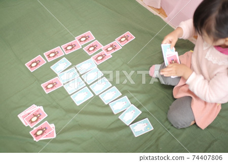 Card game Kuma-san's reversi at home time with children 74407806