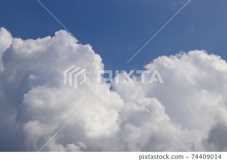 白雲在蔚藍的天空中升起（積雲，積雨雲） 74409014