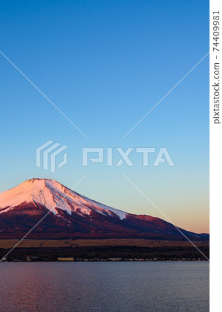 Mt. Fuji (Red Fuji) that is dyed red with clear winter 74409981