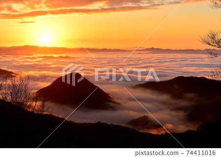 Sea of clouds in the Fukuchiyama basin from Mt. Oe Sea of clouds in the Fukuchiyama basin from Mt. Oe 74411016