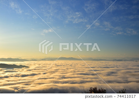 Sea of clouds in the Toyooka basin from Mt. Kuruhi 74411017