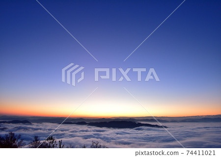 Sea of clouds in the Toyooka basin from Mt. Kuruhi Sea of clouds in the Toyooka basin from Mt. Kuruhi 74411021