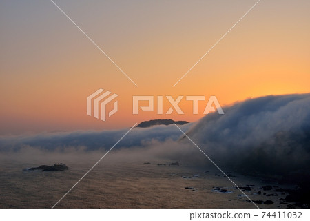 Hiwayama海岸上的河霧 Hiwayama海岸上的河霧 74411032