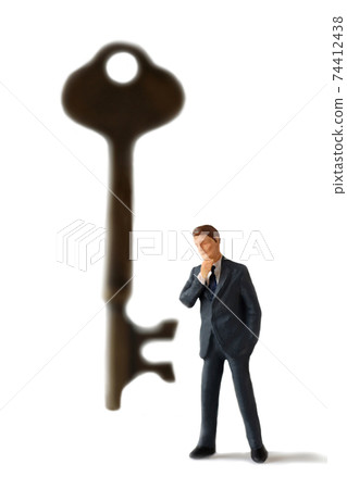 正在考慮如何解決問題的人 74412438