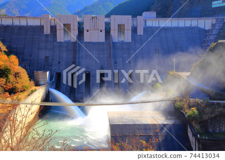 長島水壩和飛濺橋:飛濺的水滴排放的水 長島水壩和飛濺橋:飛濺的水滴排放的水 74413034