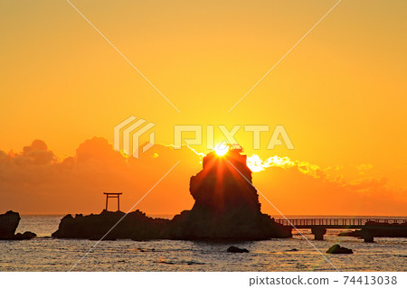 Sunrise spot [Hatate Kaigan Bentenjima] Copy space 74413038