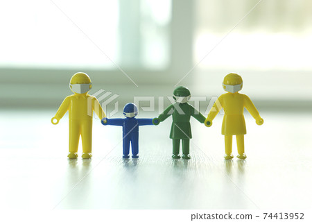 Coronavirus and family 74413952
