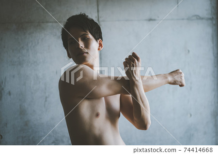 赤裸的20年代男人赤裸裸地伸展 74414668