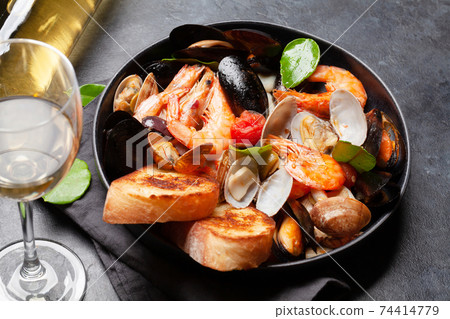 Mixed grilled seafood Mixed grilled seafood 74414779
