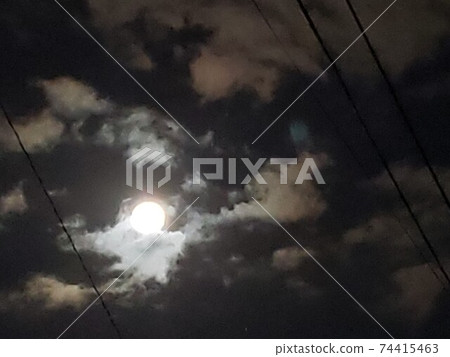 這是一個超級月亮。您可以感受到力量。 這是一個超級月亮。您可以感受到力量。 74415463