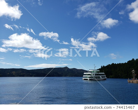 It is Lake Ashi. It looks like a composite photo, but it's Hakone in fine weather. It is Lake Ashi. It looks like a composite photo, but it's Hakone in fine weather. 74415467