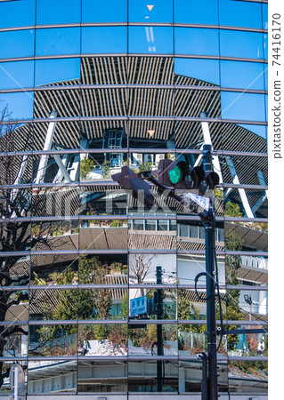 日本的東京城市景觀奧運會以馬賽克圖案舉行...倒轉的世界...新的國家體育場的景色反映在窗戶玻璃上 日本的東京城市景觀奧運會以馬賽克圖案舉行...倒轉的世界...新的國家體育場的景色反映在窗戶玻璃上 74416170