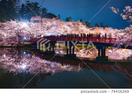 弘前城櫻花節西部護城河的紅色春天太陽橋 74416269