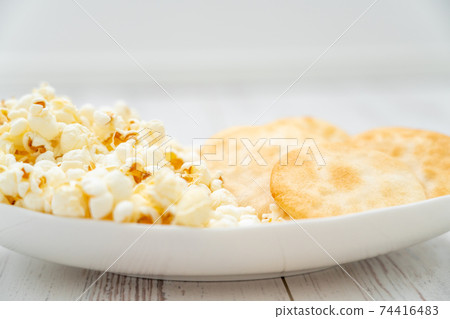 Popcorn and rice crackers Popcorn and rice crackers 74416483