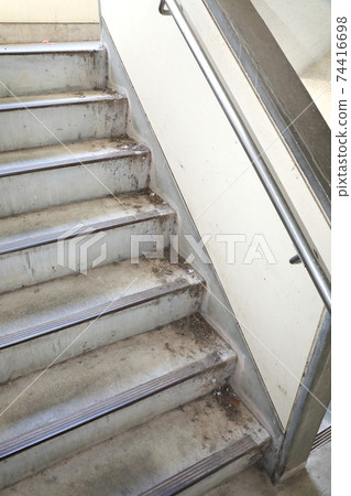 外樓梯上的垃圾 74416698
