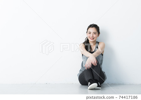 看照相機的少婦運動服斷裂白色背景 74417186