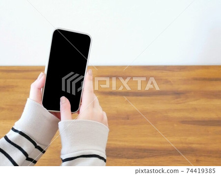 接觸智能手機的婦女 接觸智能手機的婦女 74419385