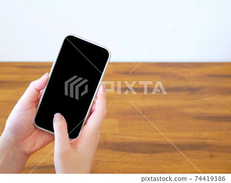 接觸智能手機的婦女 接觸智能手機的婦女 74419386