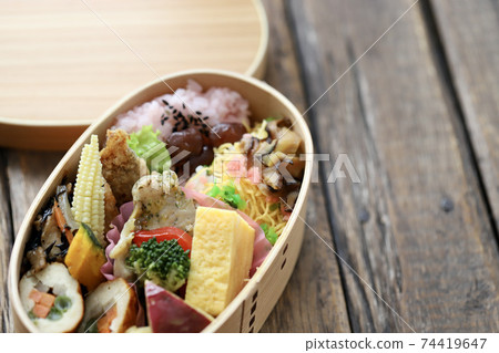 日式便當盒裡裝滿了配菜 74419647