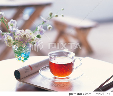 在咖啡廳喝涼茶的同時閱讀雜誌 74421067