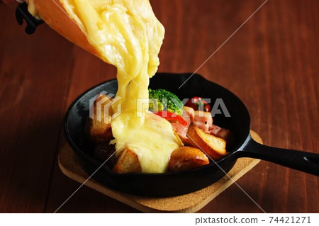 蔬菜,培根和麵包配奶酪 蔬菜,培根和麵包配奶酪 74421271