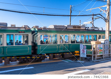 《Kanagawa Prefecture》 Enoden along the sea and the crossing in front of Kamakura High School 74421988