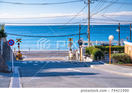《Kanagawa Prefecture》 Enoden along the sea and the crossing in front of Kamakura High School 74421990
