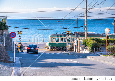《Kanagawa Prefecture》 Enoden along the sea and the crossing in front of Kamakura High School 74421993