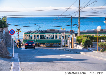 《Kanagawa Prefecture》 Enoden along the sea and the crossing in front of Kamakura High School 74421994