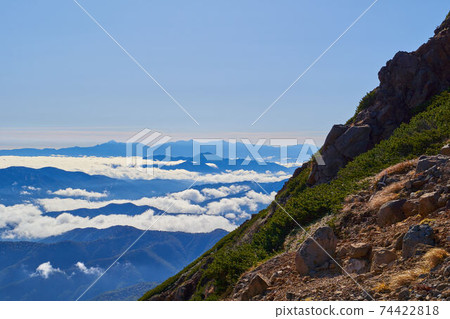 岐阜縣(長野縣)從Norikuradake山的Fujimi山南麓的東南方望開的Unkai景色(Keigatake山,Kitadake山等) 岐阜縣(長野縣)從Norikuradake山的Fujimi山南麓的東南方望開的Unkai景色(Keigatake山,Kitadake山等) 74422818