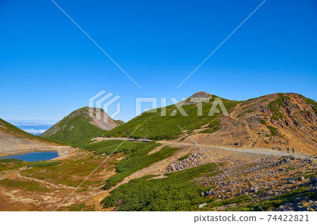 岐阜縣(長野縣)從Norikura山的Fujimidake山的南側眺望惠比壽山,Kiezugaike池塘和Fujimidake山。 岐阜縣(長野縣)從Norikura山的Fujimidake山的南側眺望惠比壽山,Kiezugaike池塘和Fujimidake山。 74422821