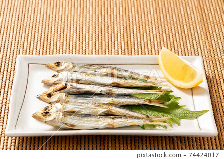 Round dried sardines. 74424017