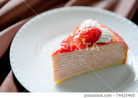草莓千層餅在盤子上 74425468