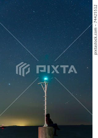 一個人抬頭看著美麗的冬天星空 一個人抬頭看著美麗的冬天星空 74425512