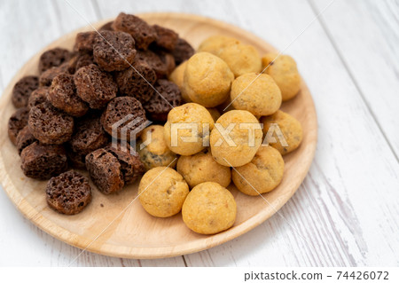 Three o'clock snacks Three o'clock snacks 74426072