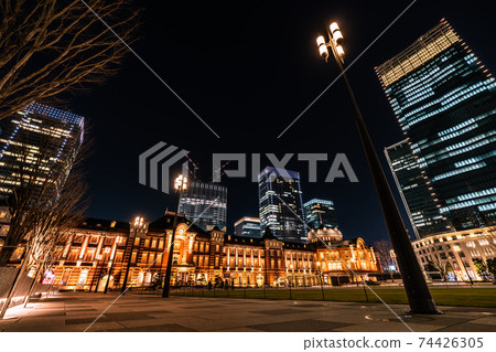 日本東京城市景觀八重洲出口重建的摩天大樓出現在不斷變化的東京車站後面 74426305