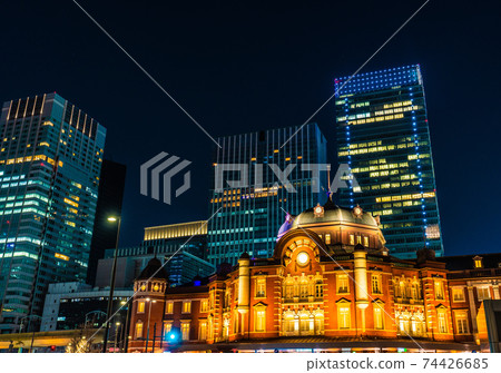 俯瞰八重洲出口處照明的東京站和辦公大樓的日本東京城市景觀 74426685