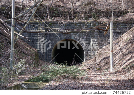 An old tunnel that remains on the abandoned railway track 74426732