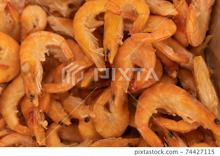 Frozen shrimp on the counter in the supermarket. 74427115
