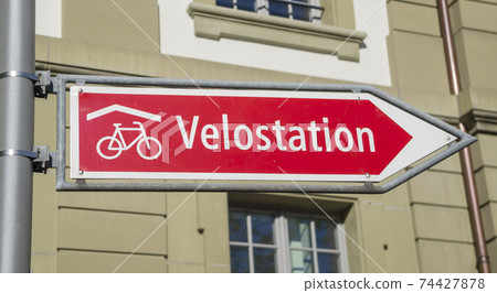 瑞士站前的自行車停車標誌 74427878
