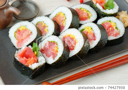 Seafood thick-rolled sushi, thick-rolled sushi with plenty of ingredients such as tuna and salmon. 74427938