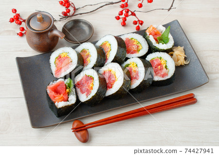 海鮮厚卷壽司，厚重卷壽司，富含金槍魚和鮭魚等成分。 74427941